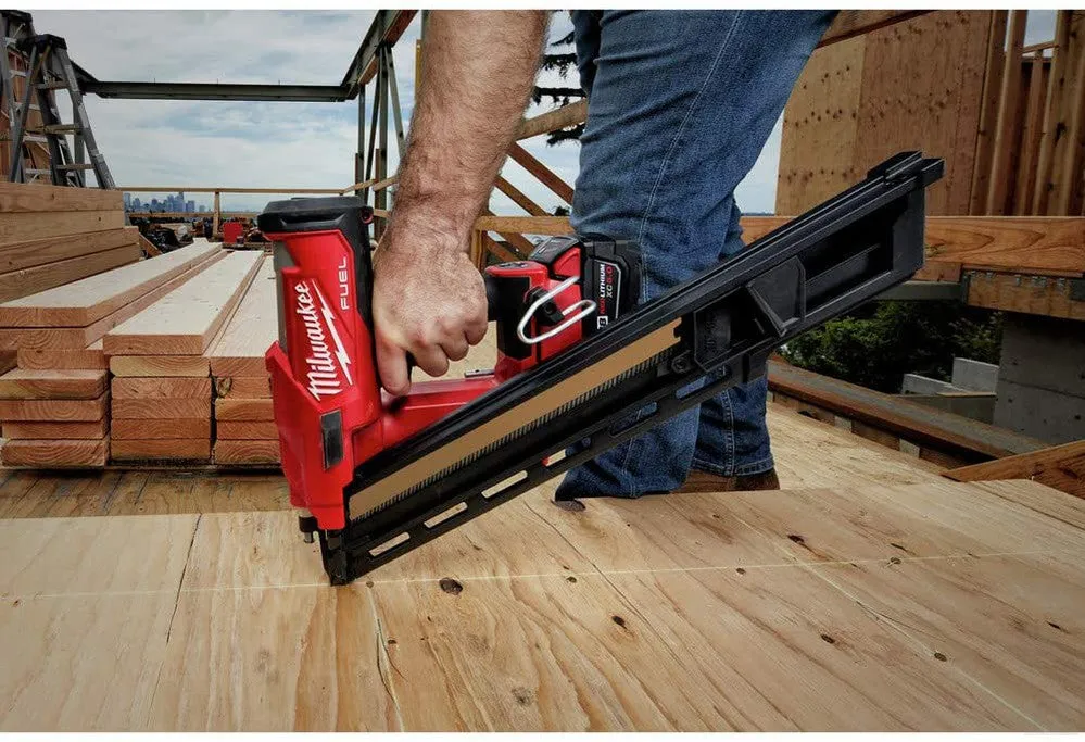MILWAUKEE M18 FUEL™ 30 Degree Framing Nailer Kit [2745-21]